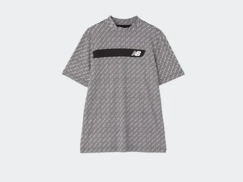new balanceモックネックプルオーバー