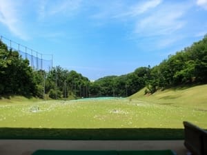 泉パークタウンゴルフ練習場のレンジ風景