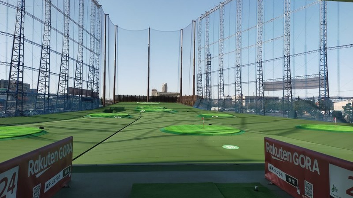 Large Japanese driving range facility