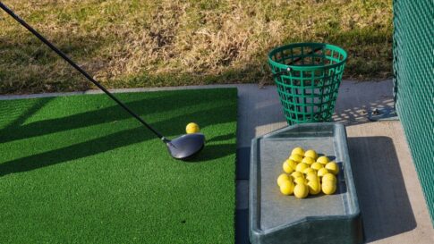 Driving range bay and practice mat for a Japan golf range guide
