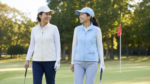 60代レディースゴルフウェアをイメージしたゴルフ場での着こなし写真
