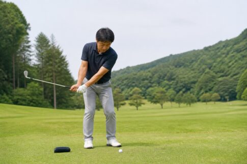シャンクを防ぐためボールの外側へヘッドカバーを置いて練習するゴルファー