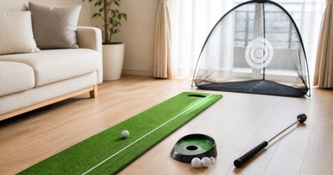 室内のパターマットとスイング練習器具を表した編集イメージ