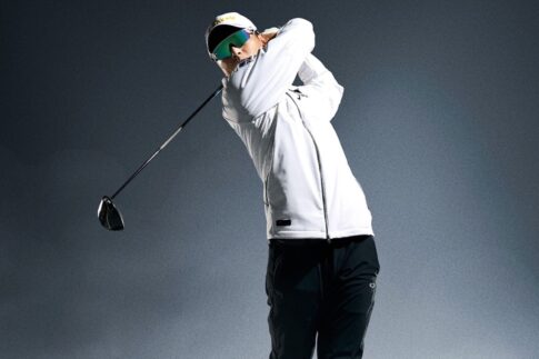 OAKLEY GOLFウェアでスイングするゴルファーの公式ビジュアル