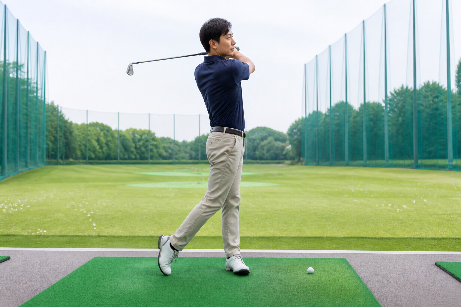 ボールを目印にして左足へ乗るステップスルーの素振りを終えたゴルファー