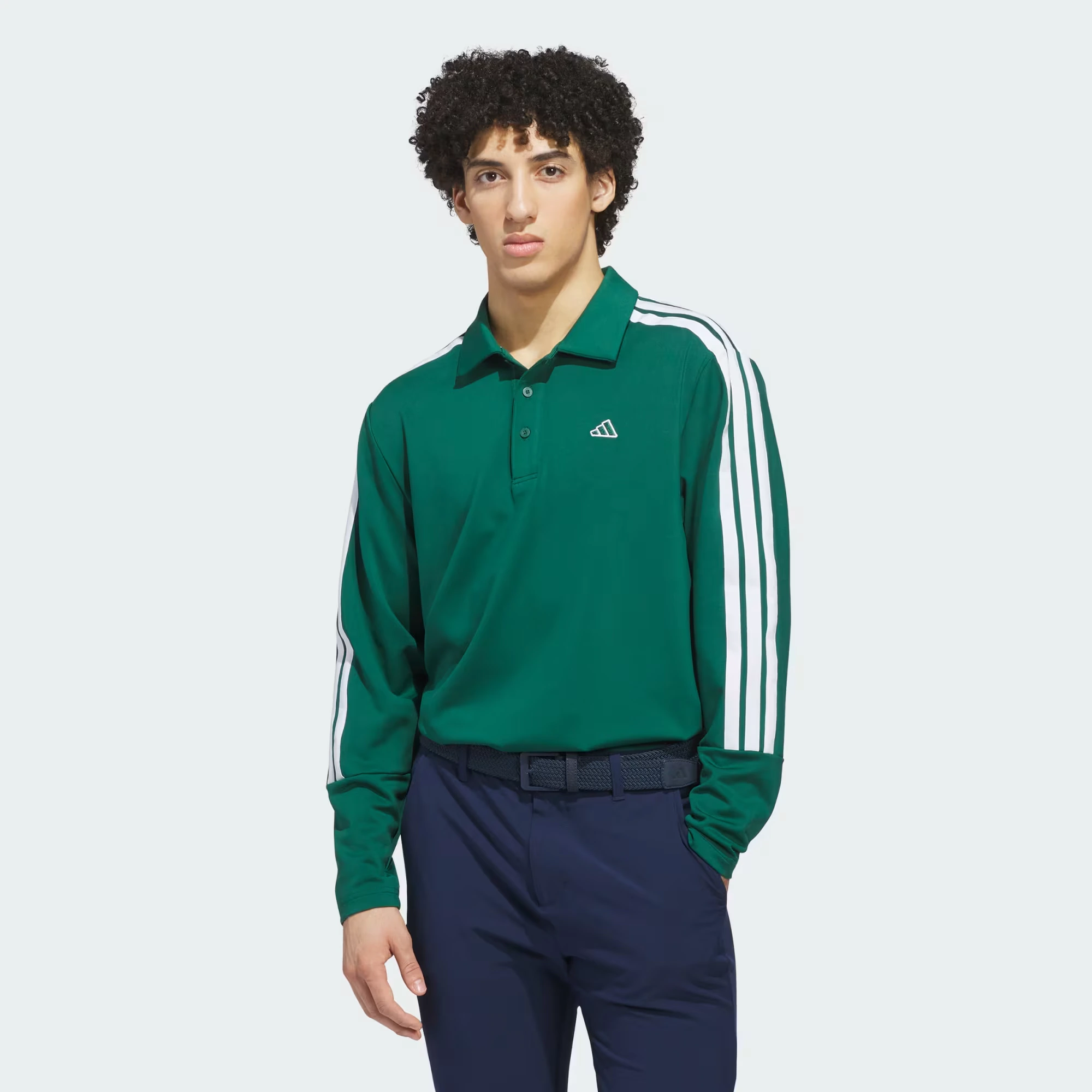 adidas Golfのグリーンの長袖ポロを着用した男性モデル