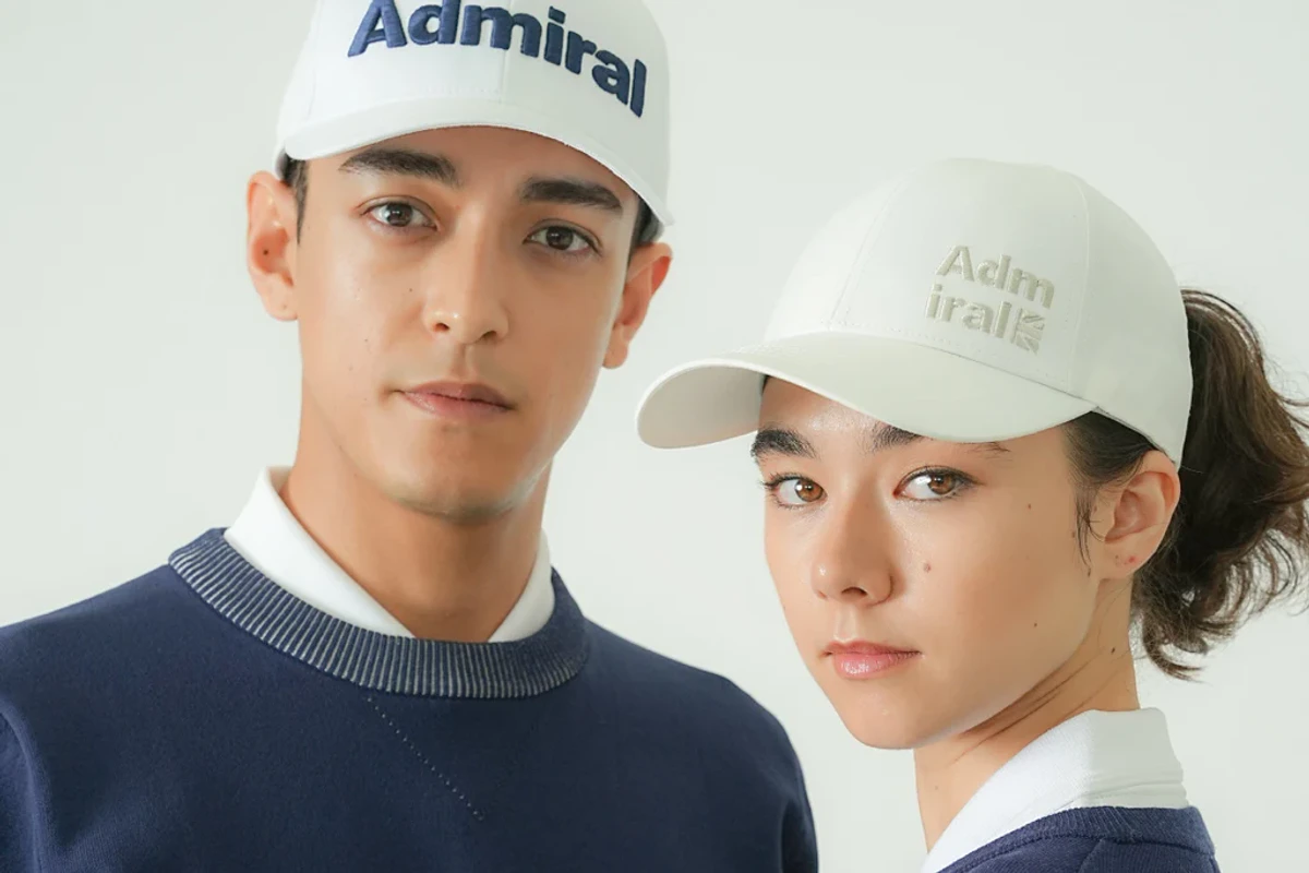 Admiral Golfのメンズ・ウィメンズウェアを着用したモデル