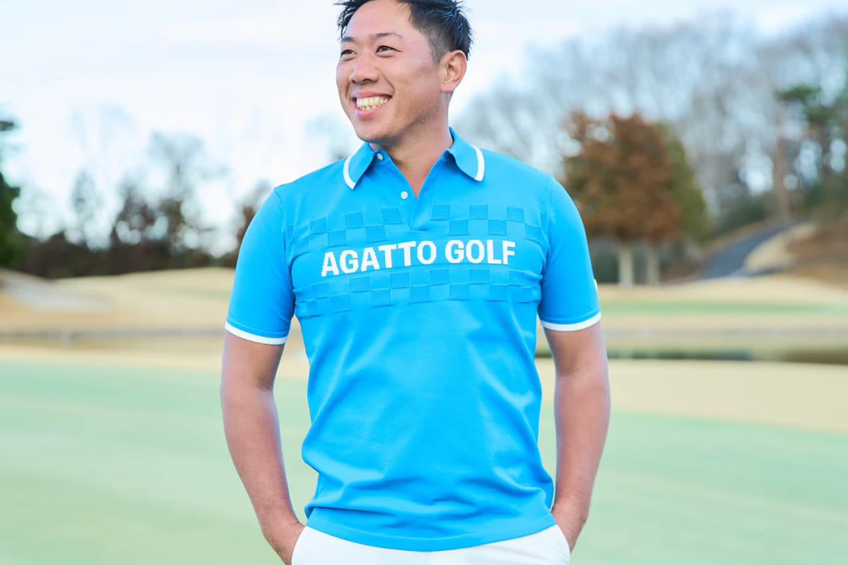 AGATTO GOLFのブルーポロを着用した堀川未来夢プロ
