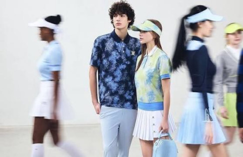 ANEW GOLFのゴルフウェアを着用した男女モデル