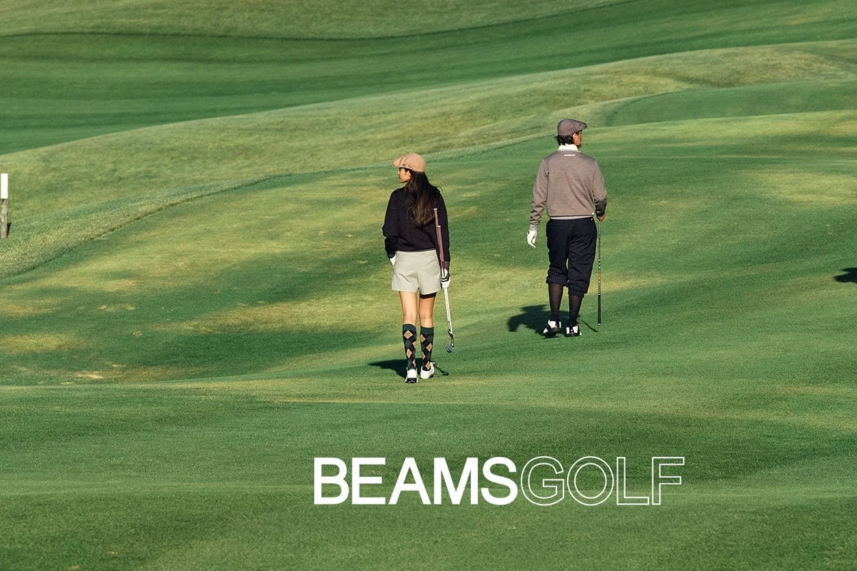 BEAMS GOLFのゴルフウェアを着用したモデル