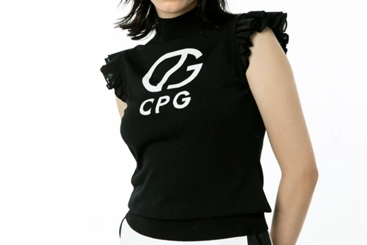 CPG GOLFのゴルフウェアを着用したモデル