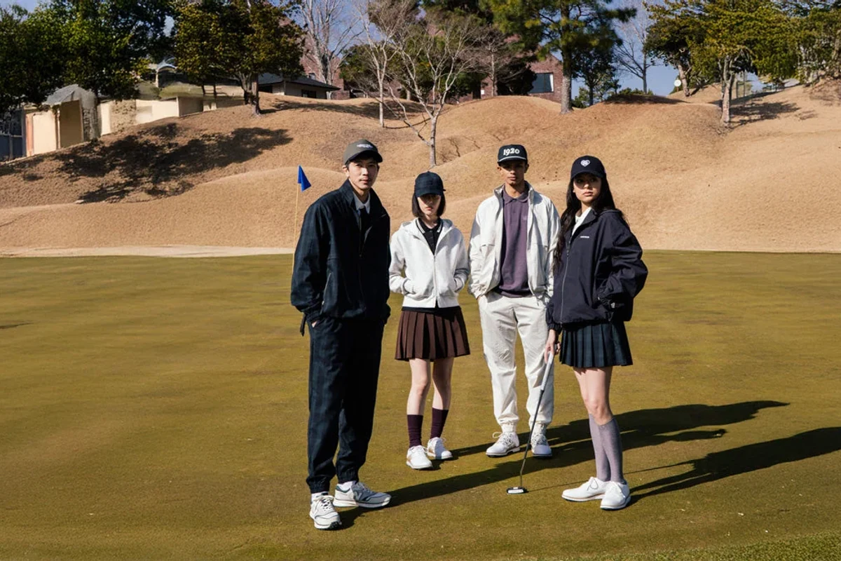 New Era Golfのゴルフウェアを着用したモデル