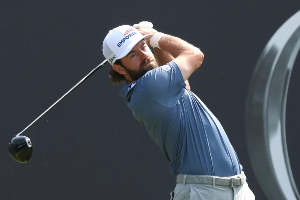 Titleistのゴルフウェアを着用したモデル