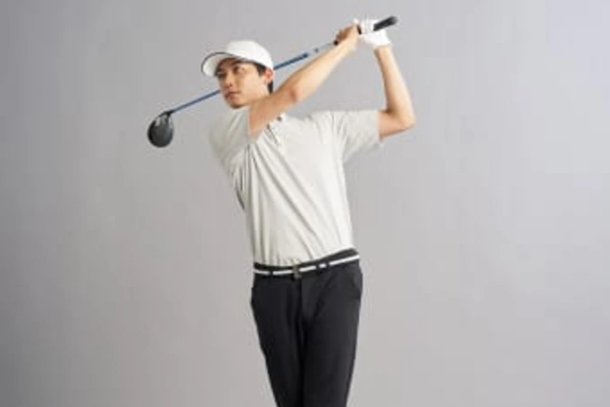 Workman Golfのゴルフウェアを着用したモデル