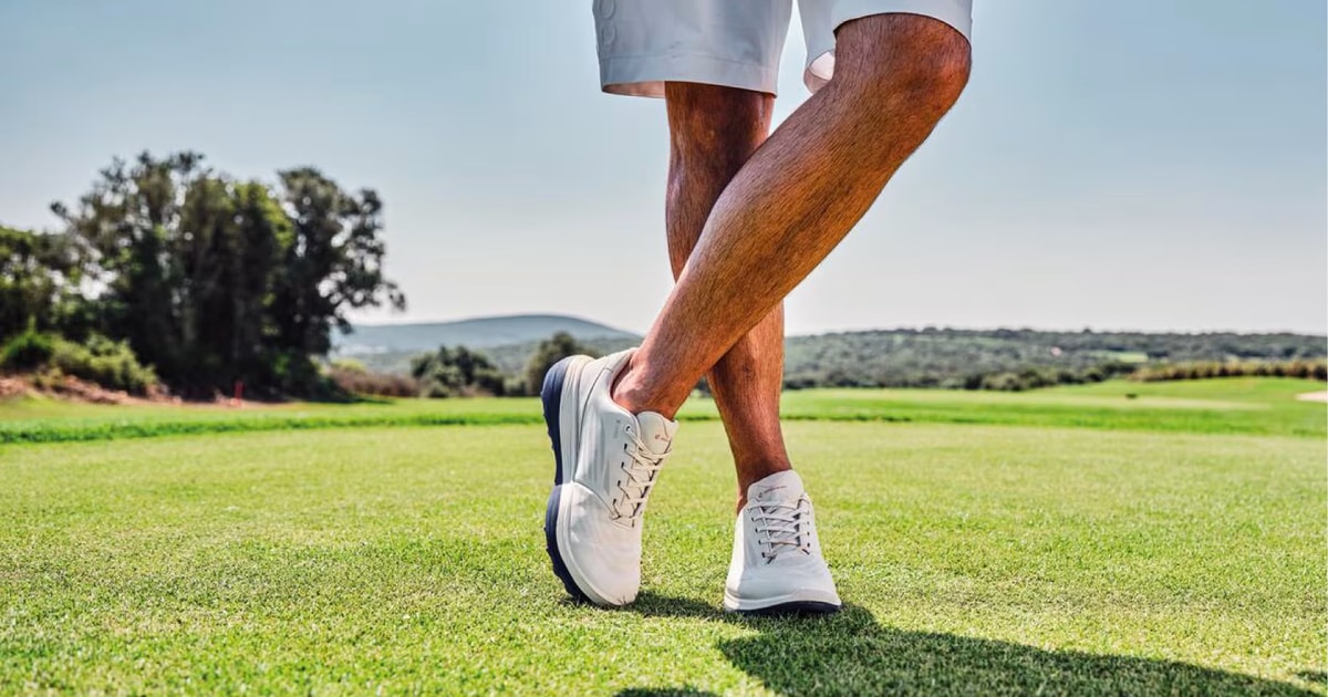 ECCO GOLF LT1を着用してコースを歩くモデル