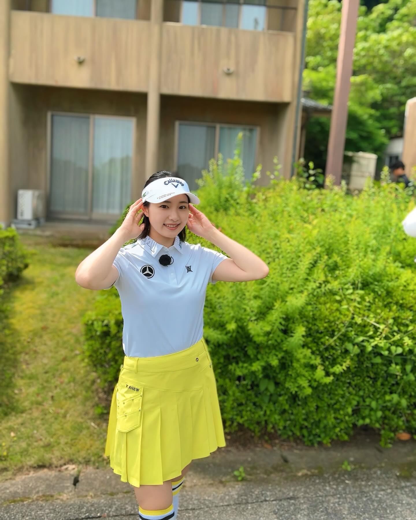 「2. ライトブルー×イエローで魅せるポップコーデ」のInstagram投稿画像