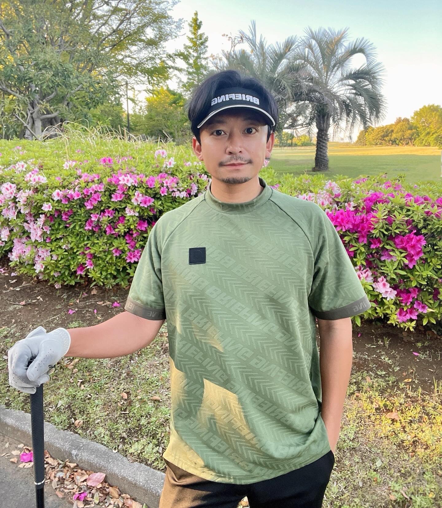 「2. オリーブトップ×ブラックで魅せる都会ミリタリー」のInstagram投稿画像