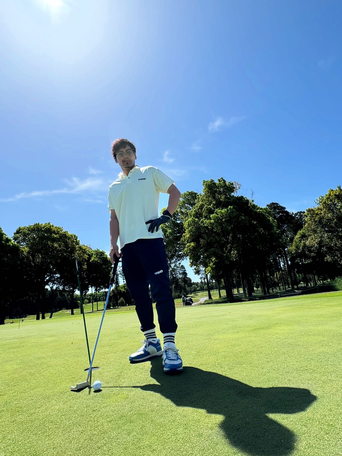 「3. アイボリーポロ×ネイビージョガーでクリーン＆スポーティ」のInstagram投稿画像