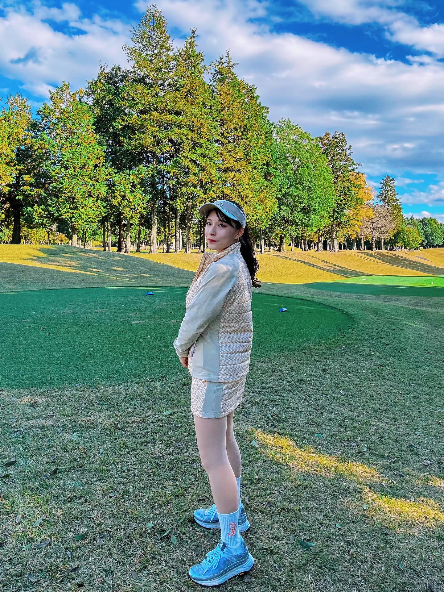 「1. ベージュ×アイスブルーで作る冬のワントーンコーデ」のInstagram投稿画像