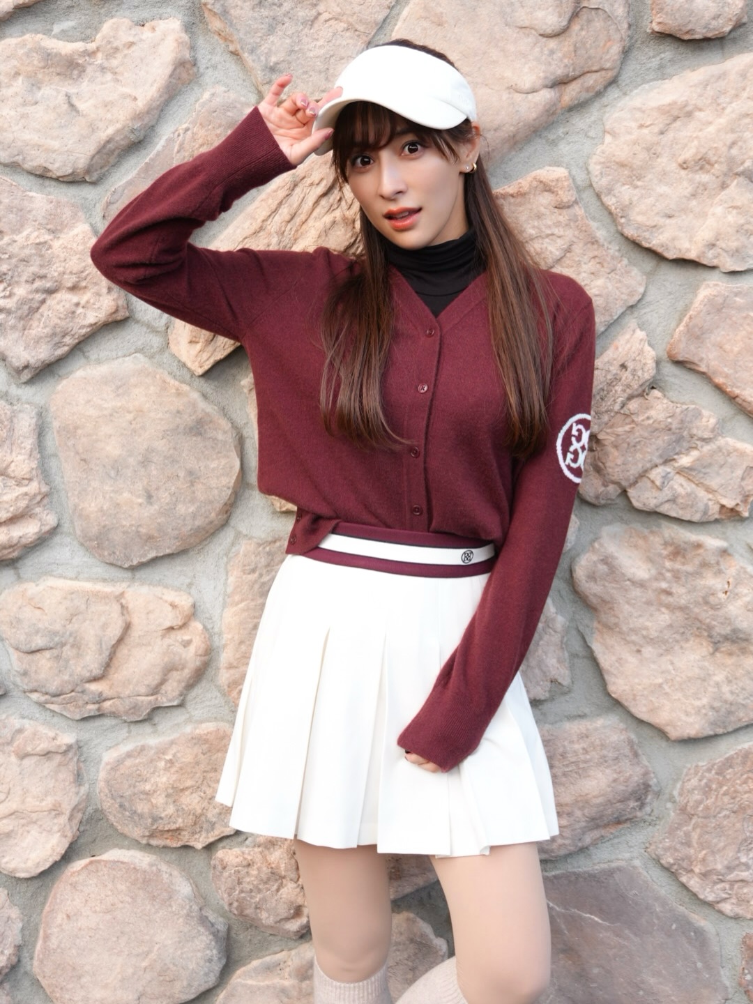 「2. ボルドーカーデ×白プリーツのスクールライクコーデ」のInstagram投稿画像