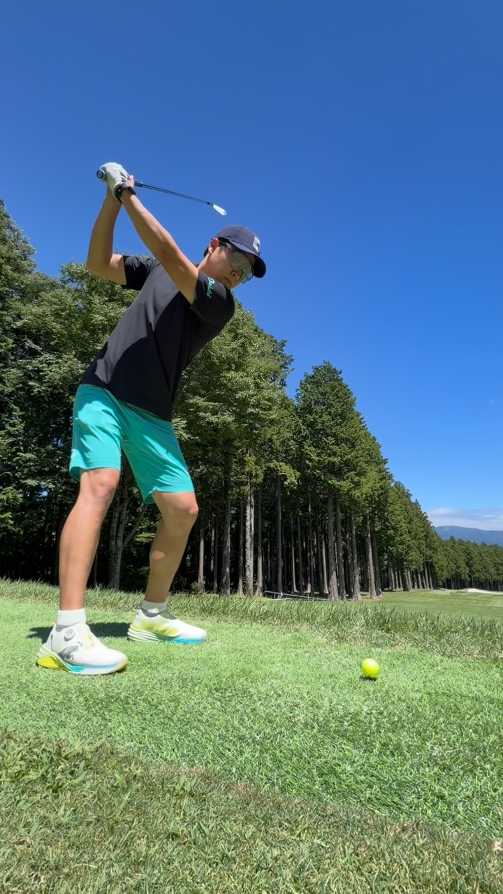 「3. 黒ポロ×ターコイズショーツで色を一点だけ効かせる」のInstagram投稿画像