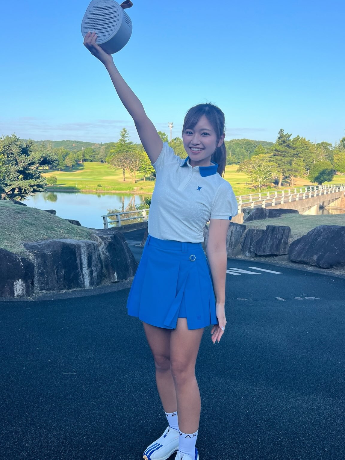 「1. 白トップ×ブループリーツで爽やかに」のInstagram投稿画像