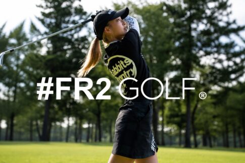 #FR2 GOLFのウェアを着用してスイングする女性ゴルファー