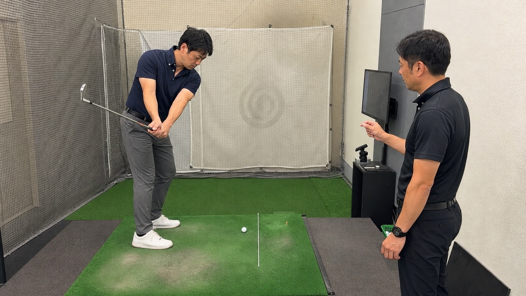 アライメントスティックを使ったゴルフドリルを試す場面のイメージ