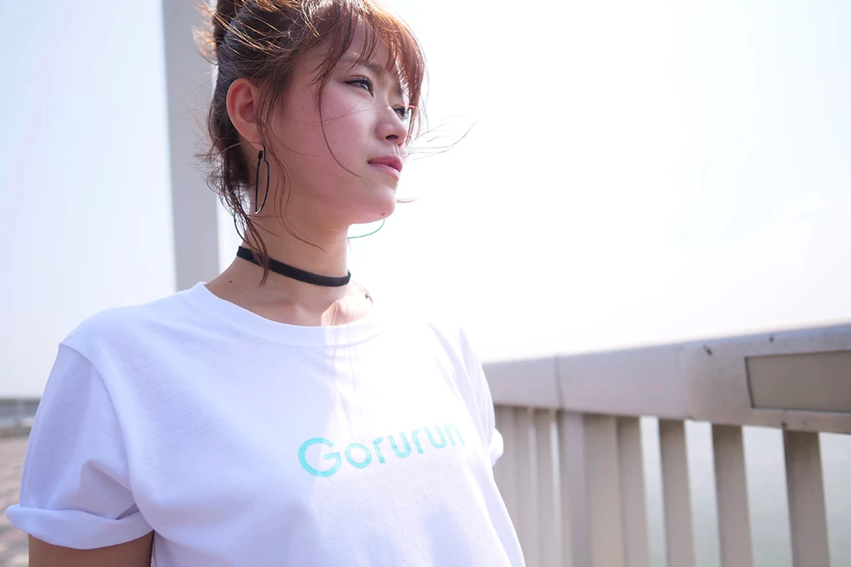 Gorurunの白いロゴTシャツを着用した山内鈴蘭氏