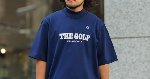 KINASHI CYCLE GOLFのネイビーモックネックを着用した男性