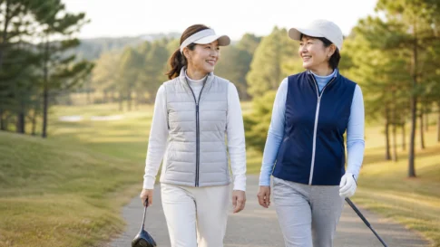 50代レディースゴルフウェアをイメージしたゴルフ場での着こなし写真