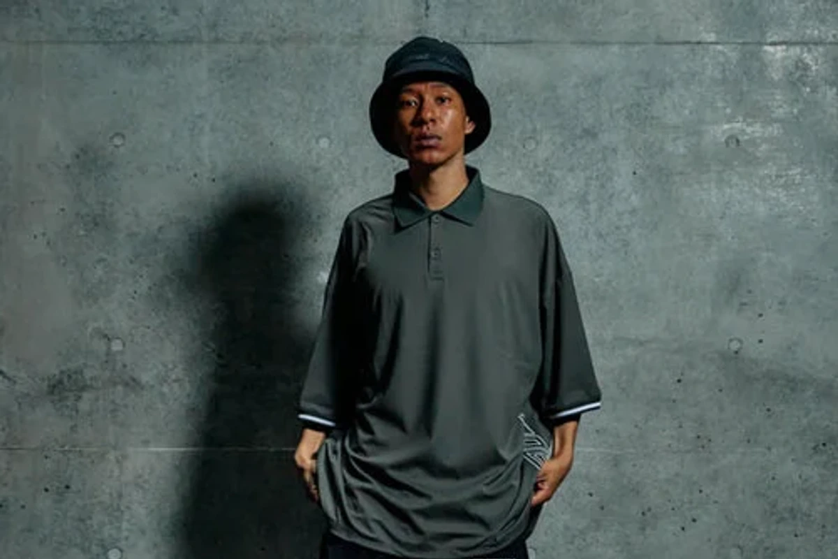 Local GOLFのグリーンポロを着用した男性