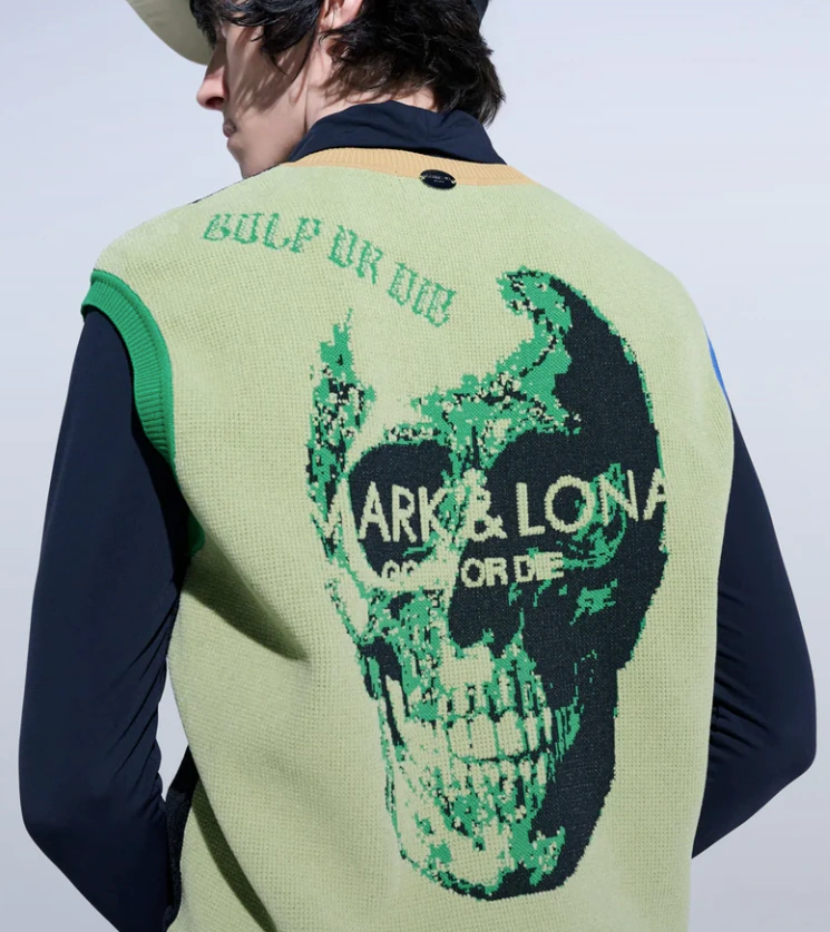 MARK & LONAのGOLF OR DIEニットベストを着用した男性モデル