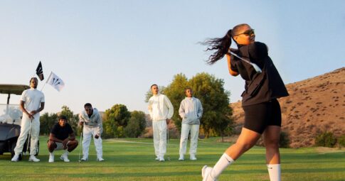 Nike Golfのウェアを着用してゴルフを楽しむ複数のモデル