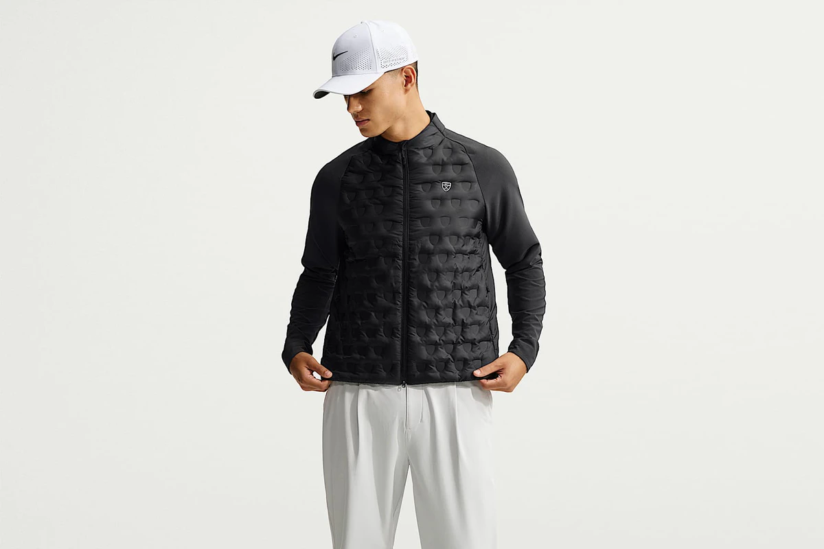 Nike Golfのレペルジャケットを着用した男性モデル