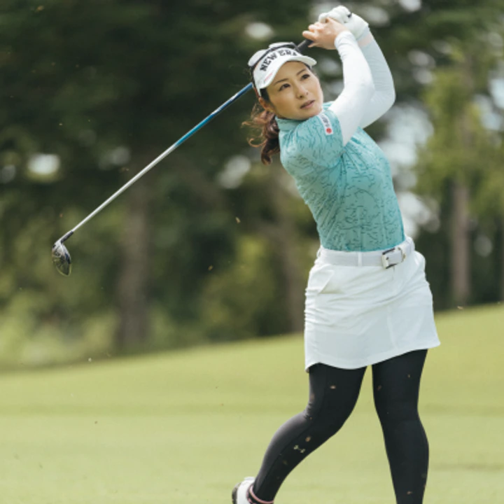 コースでスイングする馬場由美子