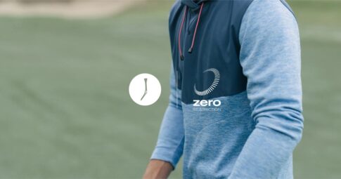ZERO RESTRICTIONの防水ゴルフウェアを着用した男性